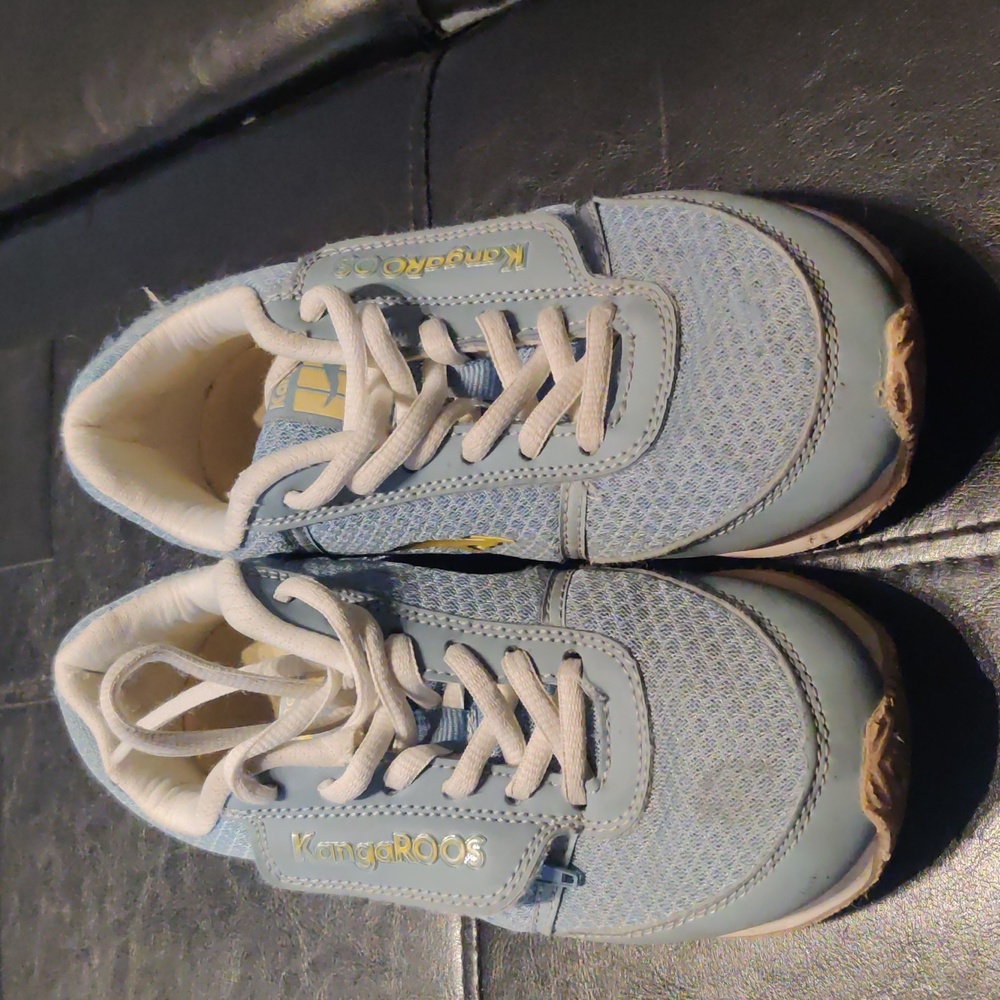 Kangaroos runners in size 5